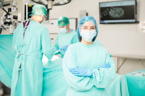 Preview: Female surgeon in the operating room