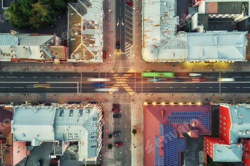 Preview: Crosroad in the city with blurred cars