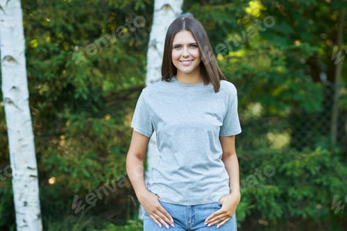 Preview: Young woman in gray shirt