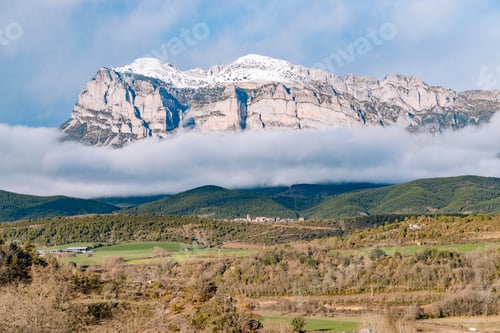 Preview: Snowy mountain peaks seen between the clouds.
