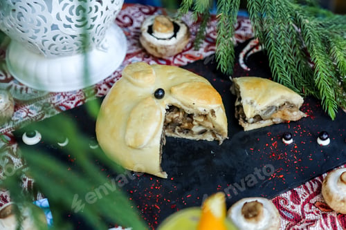 Preview: side view meat pie with mushrooms on a stand