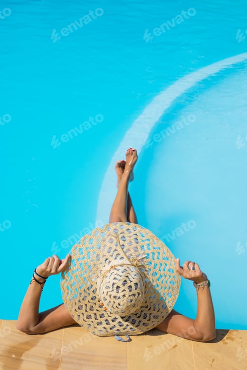 Preview: A girl is relaxing in a swimming pool