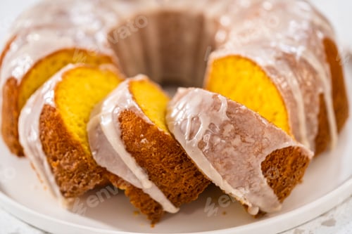 Preview: Simple vanilla bundt cake from box cake
