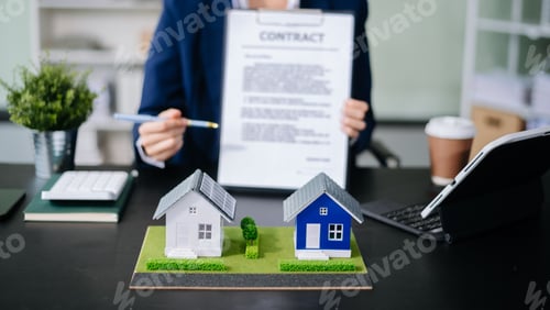 Preview: balancing the property sector The real estate agent is explaining the house style to see the house