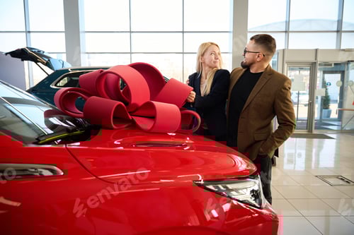 Visualização: Mulher aceitando um presente do marido