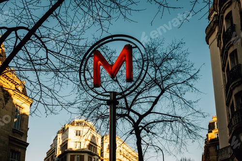 Preview: Red metro sign in Paris.