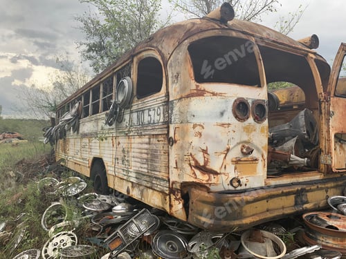 Vorschau: Rustikaler Bus auf dem Schrottplatz in der Nähe von Austin, Texas