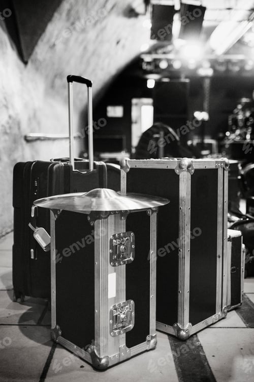 Preview: Band equipment in luggage