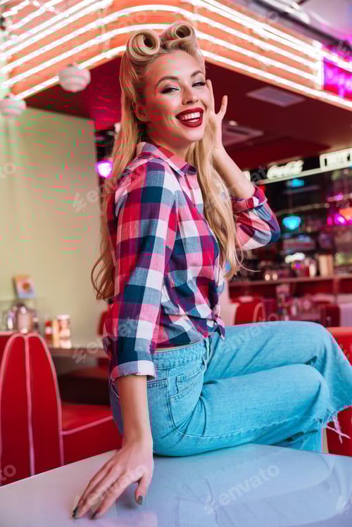 Preview: Photo of happy seductive woman laughing while sitting