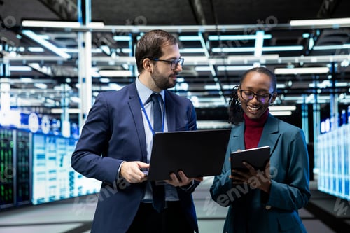 Visualização: Data center engineering team using laptop and tablet, working together