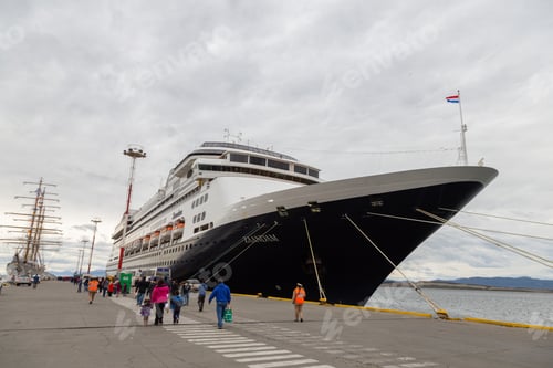 Preview: Cruise ship docked in the harbor of Ushuaia