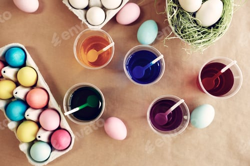Preview: Decorated eggs next to plastic cups
