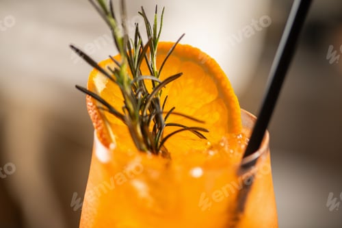 Preview: Close up of Aperol Spritz cocktail with orange slice and bubbles.