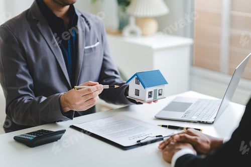 Preview: real estate agent Delivering sample homes to customers, mortgage loan contracts. Make a contract for