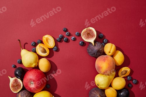 Vista previa: top view of various fresh ripe sweet tasty fruits on red background