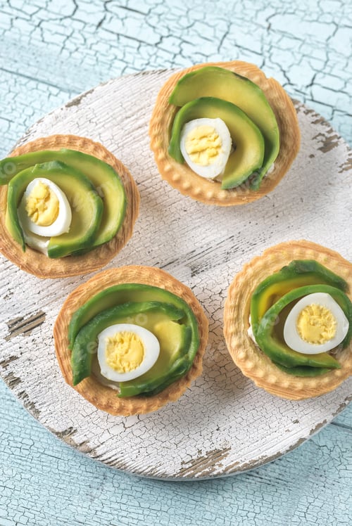 Preview: Tartlets with cream cheese, avocado and quail eggs