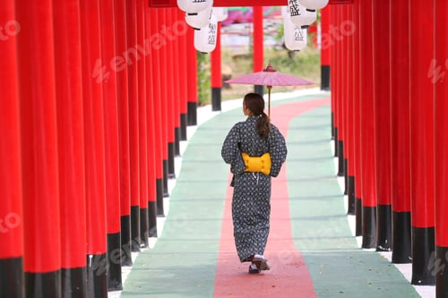Preview: Woman wearing kimono at temple