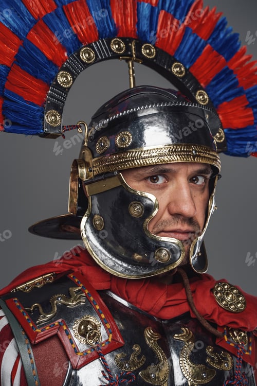 Vista previa: Ancient imperial legionary with helmet against gray background