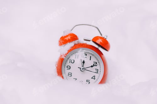 Preview: Red alarm clock in the snow