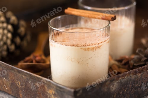Preview: Eggnog with cinnamon and nutmeg for Christmas and winter holidays.
