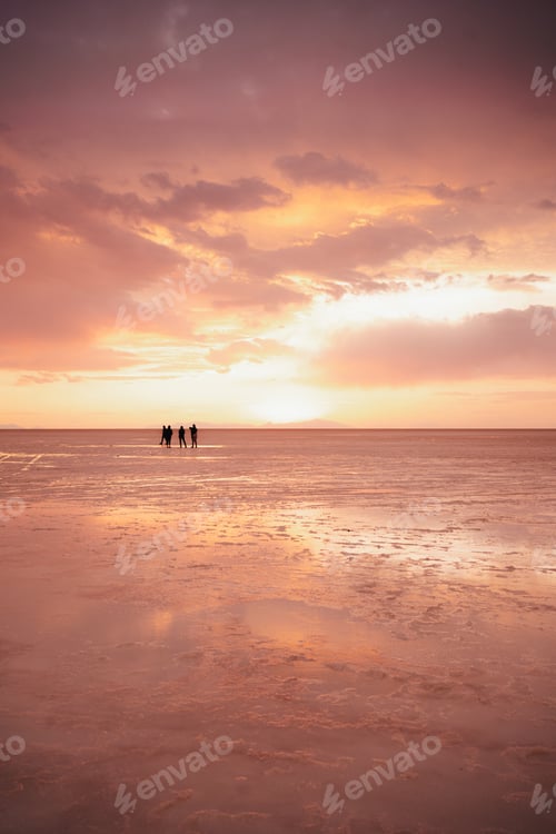 Preview: Shot of silhouettes at Uyuni Salt flats with water in Bolivia (Salar of Uyuni) during sunset