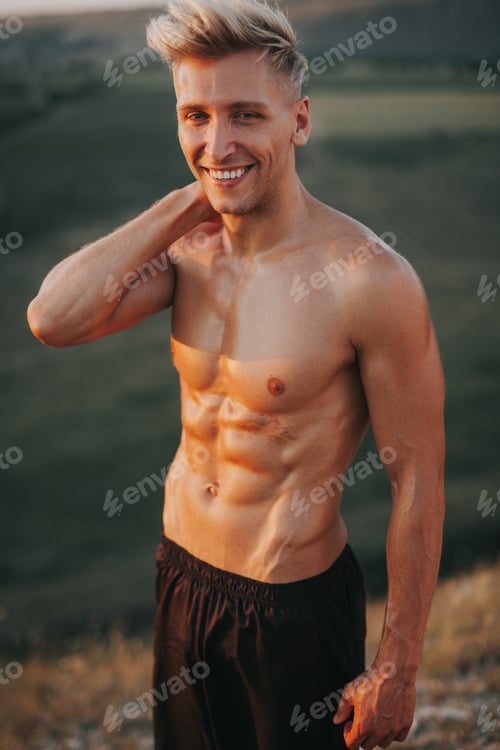 Preview: Smiling bare-chested man