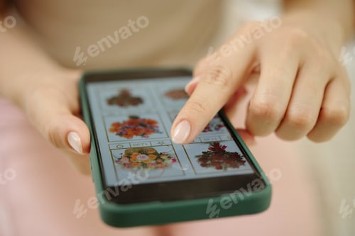 Preview: Browsing Floral Arrangements on Smartphone Screen