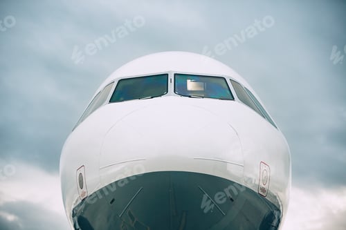 Preview: Front view of the airplane