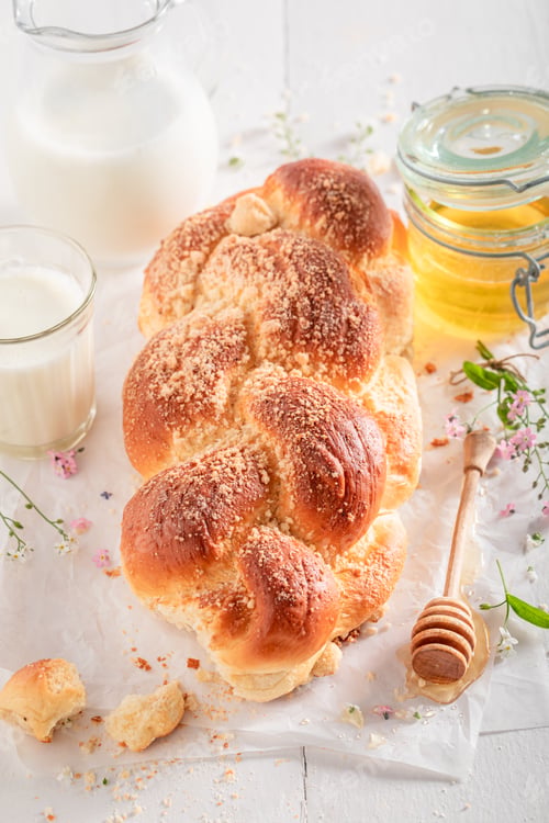 Preview: Homemade golden challah as a popular snack.