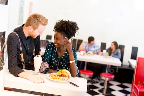 Preview: Couple eating in diner