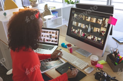 Vista previa: Diseñadora gráfica femenina usando una tableta gráfica en el escritorio de una oficina moderna