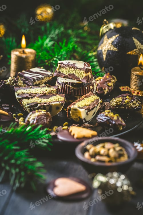 Preview: Dubai chocolate pralines with pistachio cream and Christmas cookies