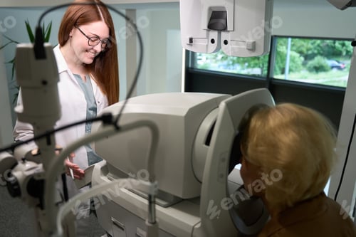 Preview: Woman in casual clothes at an ophthalmologists appointment