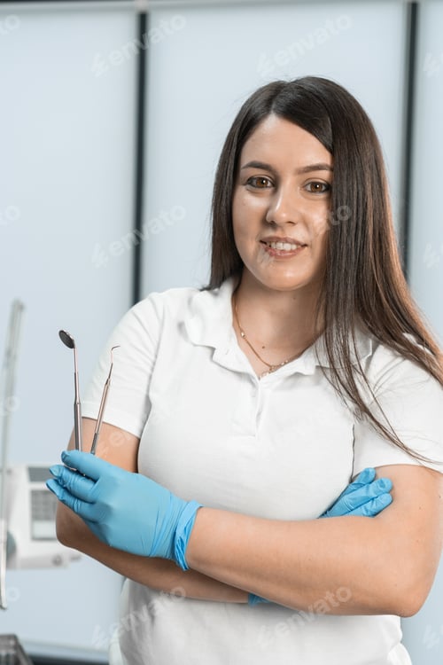 Visualização: O olhar de um dentista direcionado para a câmera expressa abertura e acessibilidade ao aconselhamento profissional.