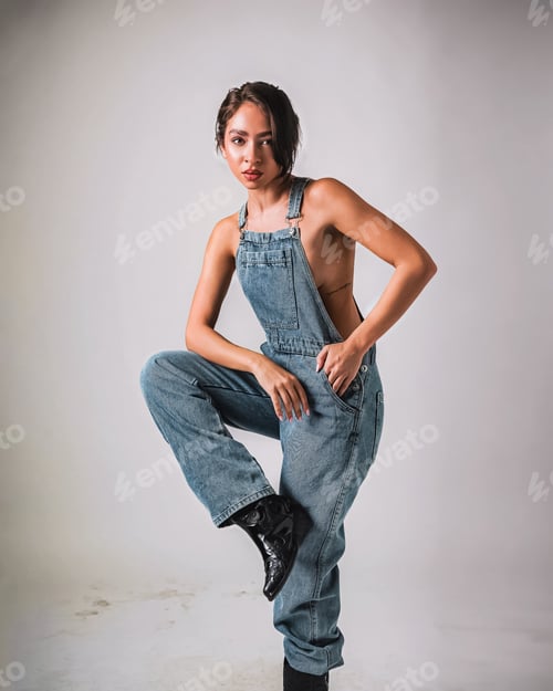 Preview: Beautiful Portrait of Young & Elegant Woman Posing