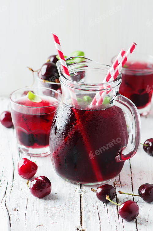 Preview: Fresh cherry juice with ice