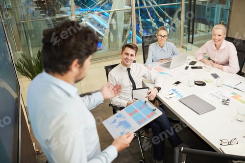 Preview: Business people listening to the speaker
