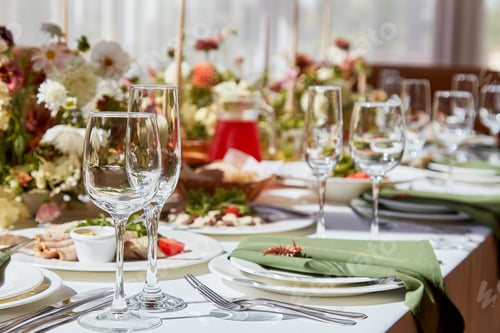 Preview: Graceful setup of chambers table, featuring a tasteful interplay of candles and artfully