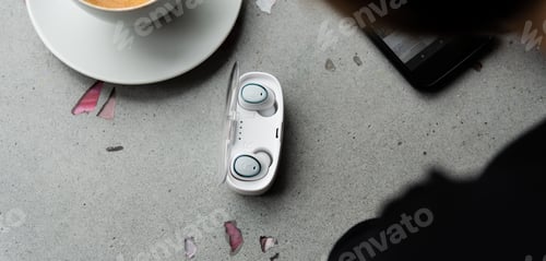 Preview: Wireless portable speaker on the table