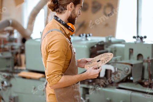 Preview: Carpenter with cutter for woodworking machine