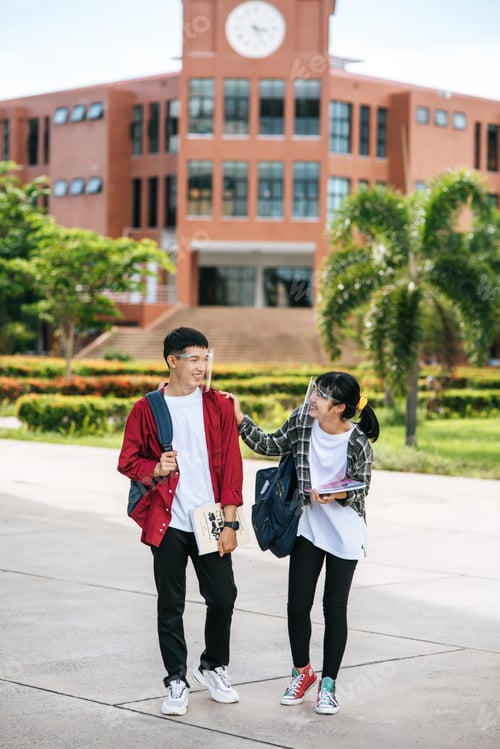 Preview: Male and female students wear a face Chill and stand in front of the university.