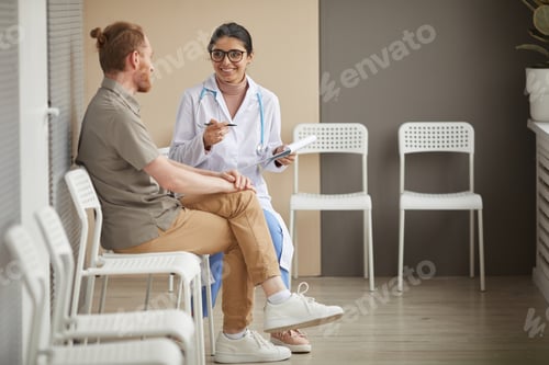 Preview: Nurse with patient at the corridor