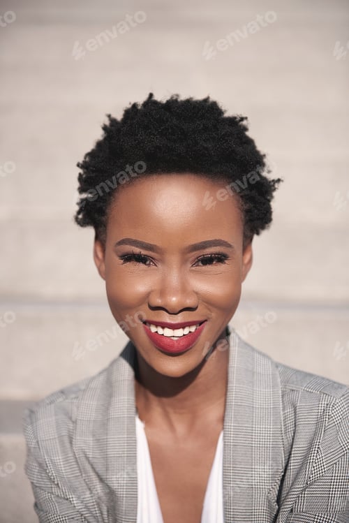 Preview: Portrait of smiling businesswoman