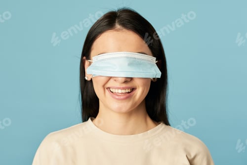 Preview: Smiling lady posing in studio with antivirus mask