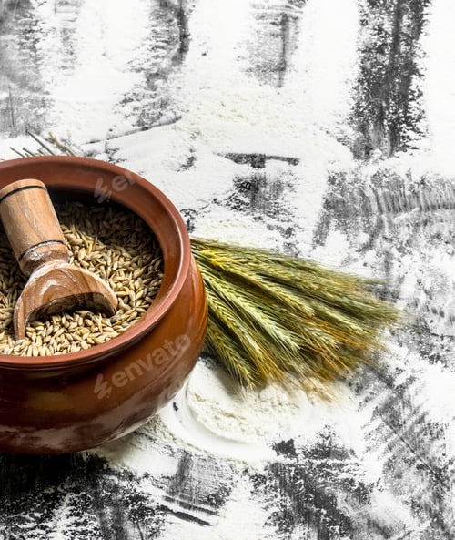 Preview: Wheat grains with a scoop in a bowl.