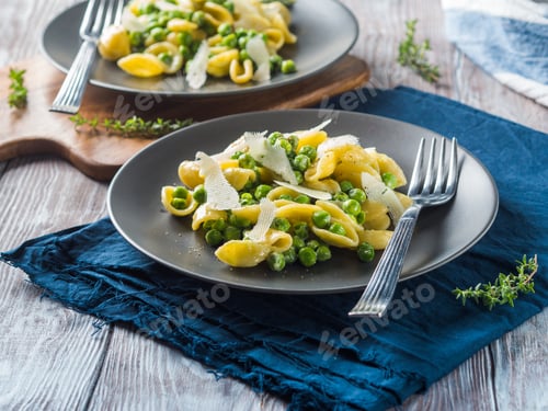 Vista previa: Pasta italiana con orecchiette con guisantes y queso