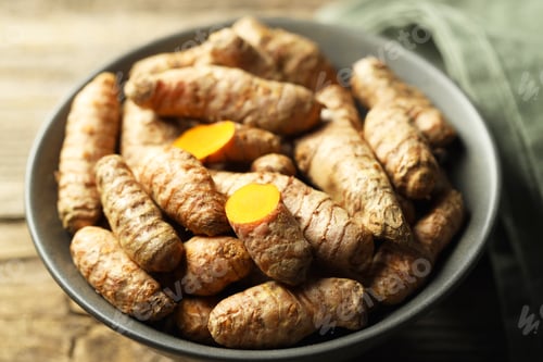Preview: Tumeric rhizomes in bowl on table, closeup