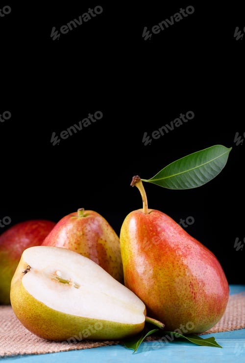 Preview: Sweet pears in the basket