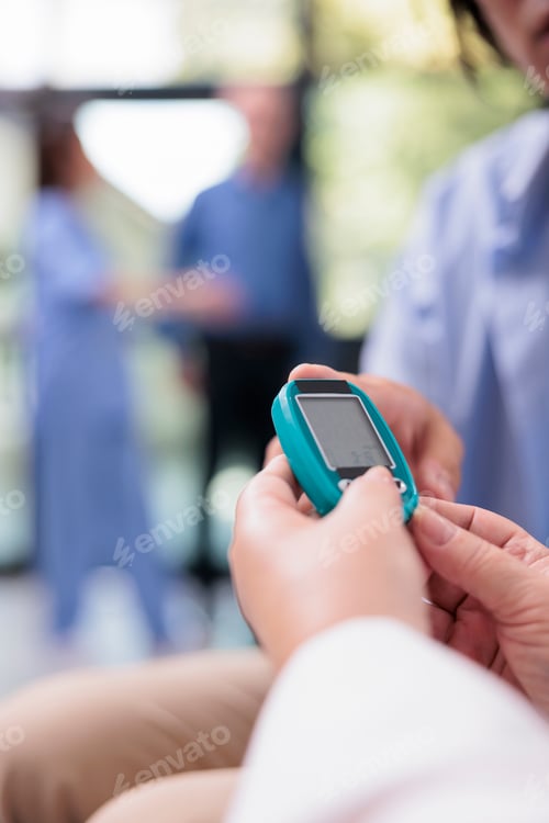 Preview: Close up of old doctor measuring insulin and glucose level with glucometer while doing health