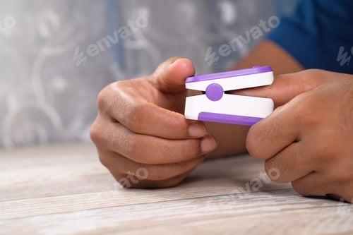 Preview: young man hand using pulse oximeter
